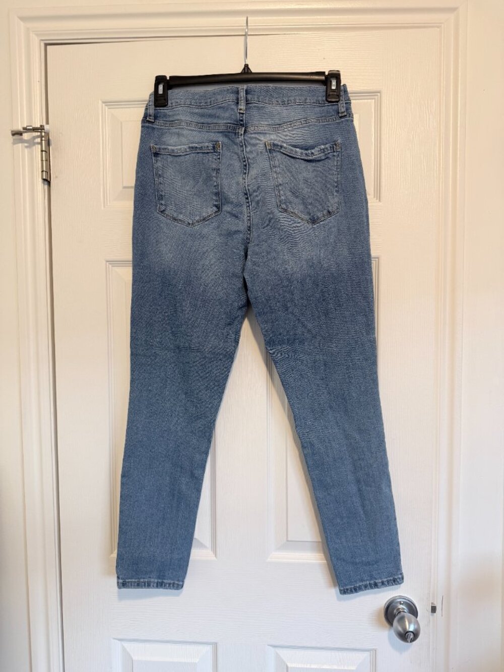 a.n.a High Rise Skinny Ankle Light Wash Distressed Jeans Size 10 - Picture 3 of 5